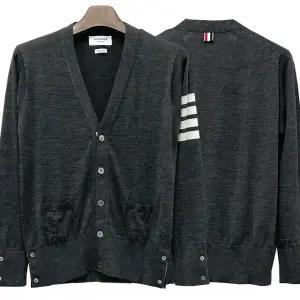 [명품] 24SS 사선 완장 메리노 울 가디건 다크 그레이 MKC002A Y1014 022