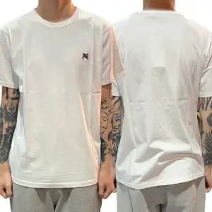 [명품] 23FW 그레이 폭스 헤드 패치 반팔티 화이트 GM00118KJ0008 P100