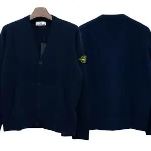 [명품] 23FW 로고 패치 질롱 울 V넥 가디건 7915545B6 V0020