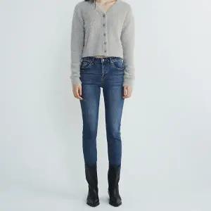 [롯데백화점]버커루 여성 크롭 슬림 스트레이트핏 데님 팬츠 B235DP640P