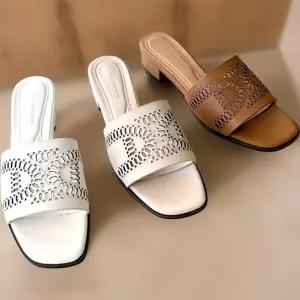 여성 통굽 뮬 샌들 로우힐 트임 사각코 펀칭 디자인