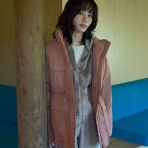 갤러리아 스노우피크 어패럴 [뉴이월단독] 여성 스탠드넥 중기장 다운 자켓