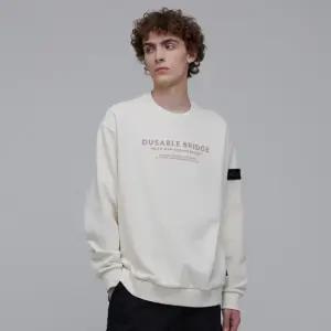 [내셔널지오그래픽]내셔널지오그래픽 N233USW240 시티익스플로어 아트웍 세미오버핏 맨투맨 CRYSTAL BEIGE