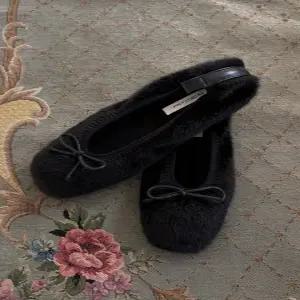 [엘루이즈][엘루이즈] 퐁당이 겨울 기모 퍼 리본 플랫 슈즈(4color)