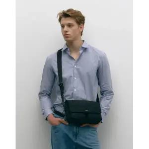 [롯데백화점]질스튜어트 [삭형콜라보] ROGAN 블랙 나일론 플랩형 크로스백 JUBA5F946BK