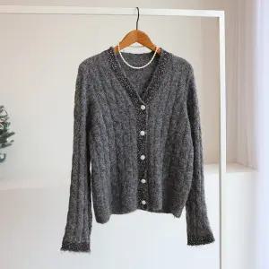 [잇수다] 와펄리 스팽글 꽈배기 브이넥 울 니트 가디건