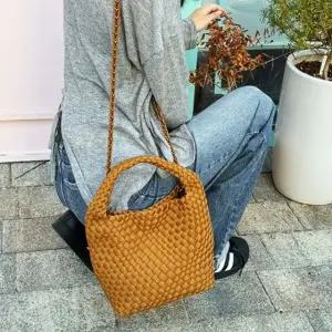 여성 토트크로스 파우치 여름 위빙백 가방 소 카멜 (WFK43F9)