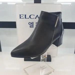 [ELCANTO]엘칸토 HC11 양가죽 여성화 포인트토 줄보석장식 앵클부츠 K2E1U4M4C19 (S44238220)