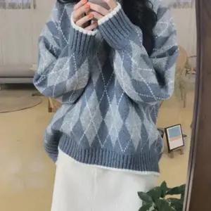 여성 여친룩 대학생 개강 루즈핏 아가일패턴 블루니트 (KYR-WFDECCA)