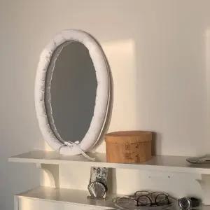 쿠션거울 인테리어 카페 쿠션 화장대 호텔