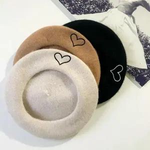 하트 자수 겨울 베레모 여성 유니크 모자 패션아이템 (WFKBJIL)