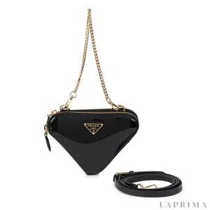 [롯데백화점]프라다 라프리마 트라이앵글 페이턴트 가죽 미니 파우치 1NR015-069-F03KJ