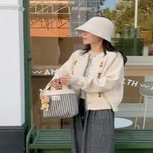 울 그랜드 플라워자수 니트 가디건 (one color)