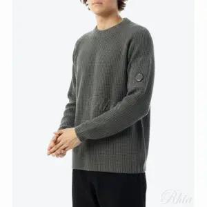 CP컴퍼니 25FW 코튼 셔닐 크루넥 렌즈 스웨터 19CMKN023A 005558G 978 셰닐