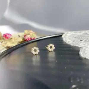 미니 진주 플라워 귀걸이 여성 유니크 데일리액세서리 (WFKBJIG)