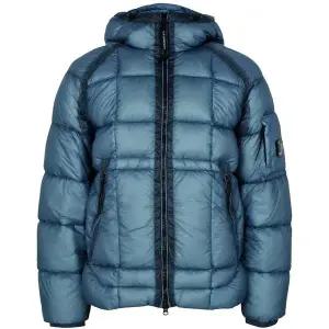 [CP컴퍼니]25FW 씨피컴퍼니 DD 쉘 후드 블루 남성 패딩 19CMOW702A 110416A 815