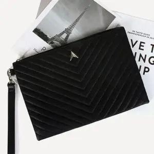 여자 클러치백 브이패턴 스티치 세련된 크러치백 W99F246