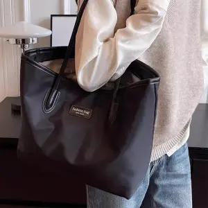 여성 대형 라벨 배색 숄더백 블랙