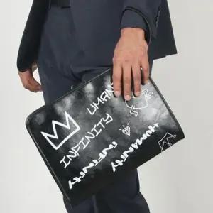 남성용파우치 남성핸드백 남성손 낙서 손잡이파우 WFIQN2L