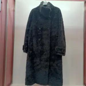 [라티움]Latium HC06 H라인 품편한 뽀글이 컬링램 하이넥 양털 롱코트 T2554ct02DG (S43934617)