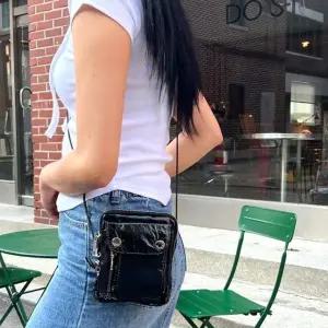 2컬러 버튼 미니포켓 수납가방 데이트룩 크로스백 (WFJ73G3)