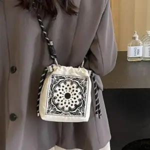 [라일리] Rly 미니 크로스백 버킷 캔버스 캔버스백 가방  44243136)