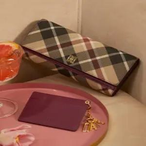 닥스 액세서리 여성 25SS [스테디셀러] 와인 체크 가죽 장지갑 WCWA5E791D2