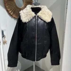 HC06 퍼 트리밍 집업 레더 자켓(블랙) 퍼 트리밍 집업 레더 자켓 L254BLJC54