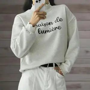 KST9F3E여성 프릴 하이넥 폴라 맨투맨 겨울 레터링 박스 티셔츠