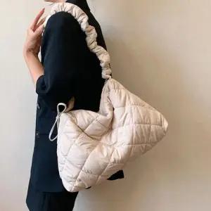 은창퀼팅 패딩 프릴 조임 크로스백 숄더백 가방 에코백 가을 겨울 백 장바구니 쇼핑백 쇼퍼백 휴가 여성