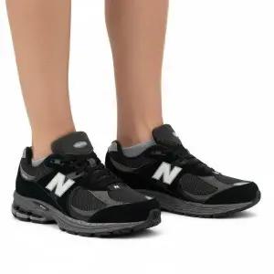 [뉴발란스] 2002R 스니커즈 블랙 다크 그레이