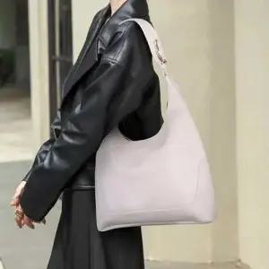 심플 모던컬러 바닥라인 디테일 와이드 스트랩 숄더백 WEC767A