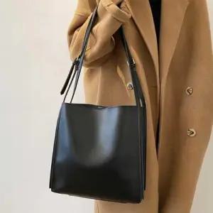 스퀘어 모던 숄더백 내추럴 직장인 학생 데일리백 WEC90A3