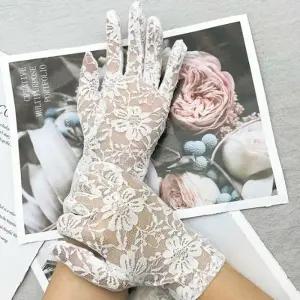 웨딩 드레스와 조화롭게 어우러지는 레이스 기본 장갑 플라워패턴 로맨틱한 순수한 결혼