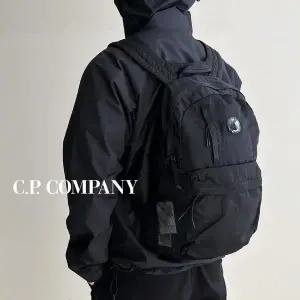 [CP컴퍼니] 렌즈 와펜 나일론 백팩 RCCMAC737A 005269G 블랙