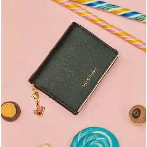 [롯데백화점]질스튜어트 [선물포장+쇼핑백] 블랙 로고장식 소가죽 반지갑 JAWA5E055BK