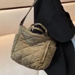 UN2096 에코백 여성가방 핸드폰가방 패션잡화 슬링백 숄더백 소가죽 가방 여 (WFK30TW)