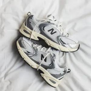 530 남성 여성 공용 런닝 운동화 화이트실버