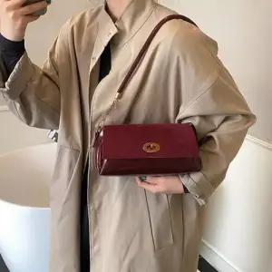 여사친 슬림핏 바게트 숄더백 패피5