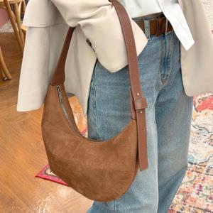 프롬헤븐 아주키 스웨이드 반달 라운드 숄더백