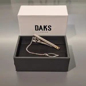 닥스 25년 FW 넥타이핀 DLG1ACTP101-S1 (양말증정)