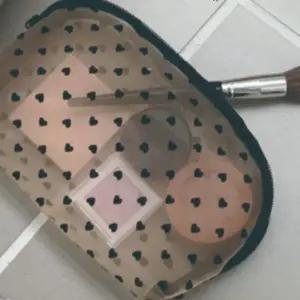 곡선형 반원형 아치형 파우치 매쉬 반달형 유니크 디자인  귀여운 트렌디 화장품 데일리 수납