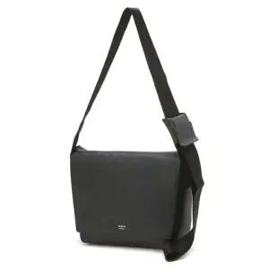 [헤지스](대구신세계)[HASSENGER] 블랙 솔리드 로고장식 사피아노 메신저백 HJBA5E770BK