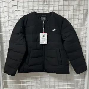 (국내매장판) 뉴발란스 UNI 액티브 라이트 구스 다운 패딩 점퍼(NBNPE41913)