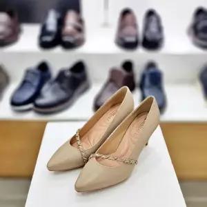 [탠디]사선 골드 장식 여성 7CM굽 구두 베지 124226_DG