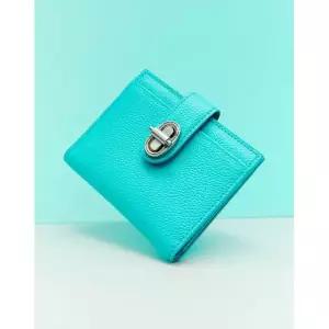 [롯데백화점]질스튜어트 [선물포장+쇼핑백][지폐수납가능]터키쉬블루 가죽 베루형 지갑 JAWA5F034T2