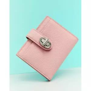 [롯데백화점]질스튜어트 [선물포장+쇼핑백][지폐수납가능]핑크 가죽 오브 장식 베루형 지갑 JAWA5F024P2