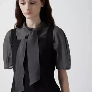 [롯데백화점]쥬크 노티드 카라 시스루 블라우스  Z253MSC008