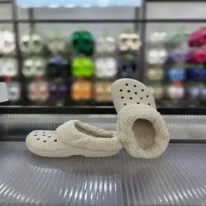 [크록스] 포근한 털 클래식 블리첸 IV 클로그 210846-0IK/애플아울렛