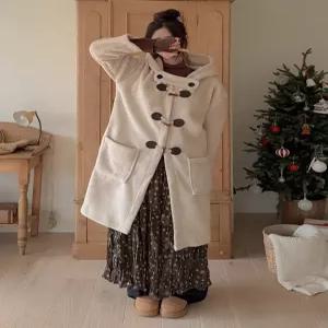 [엘루이즈][엘루이즈] [고퀄] 코니하 폭닥폭닥 양털 후드 떡볶이 롱코트(2color)